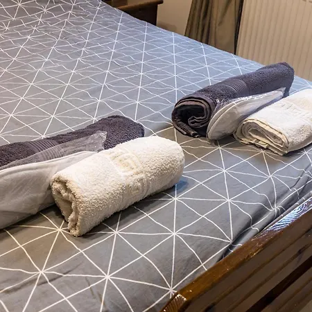 George Apartman Pírgosz