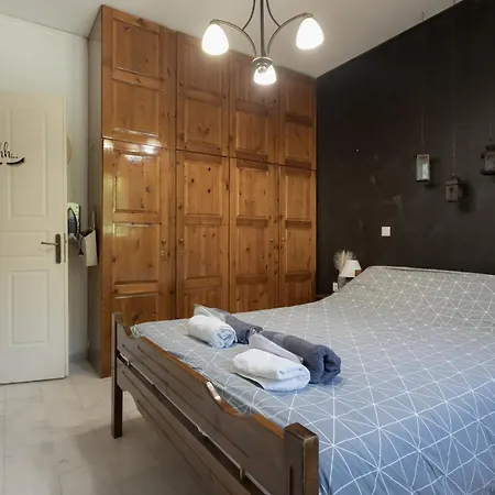 George アパート Pírgos